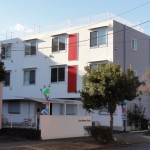 白と赤の建物です