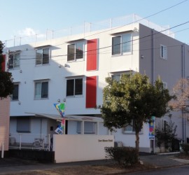 白と赤の建物です