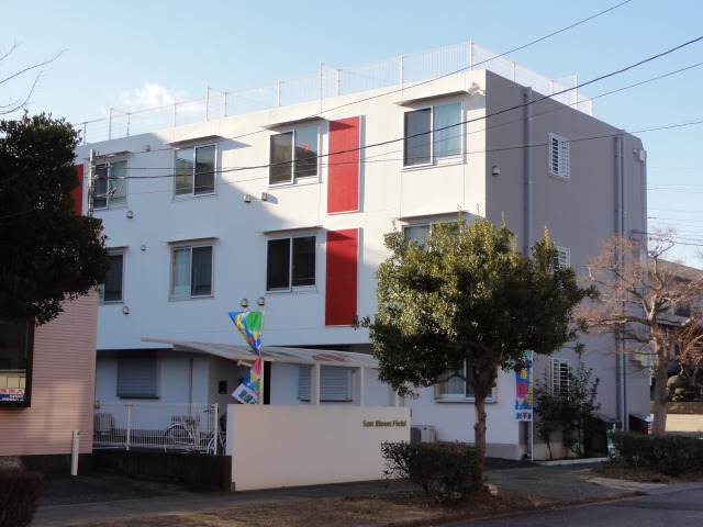 白と赤の建物です