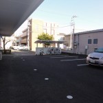 奥には屋根付きの駐輪場があります。
駐車場もございます。