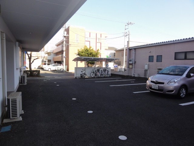 奥には屋根付きの駐輪場があります。
駐車場もございます。